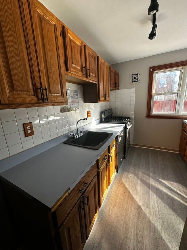 Building Photo - 3 Bedroom and 1 bathroom House