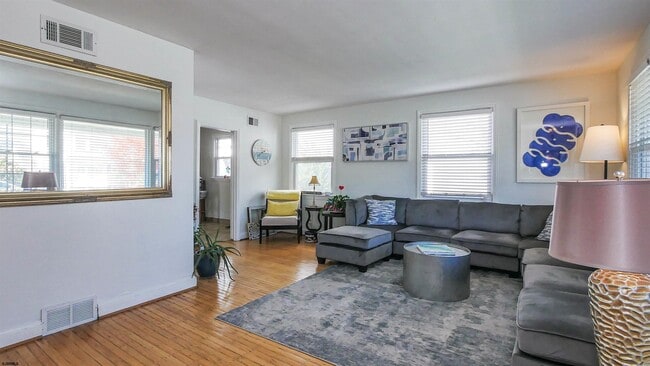Building Photo - 410 N Mansfield Ave