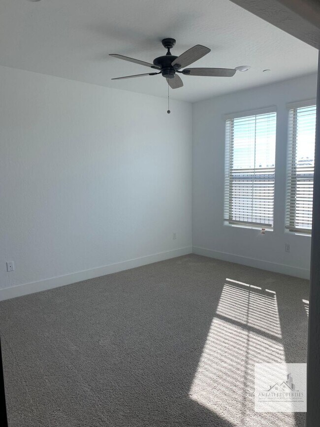 Building Photo - 490 W Mahogany Ln