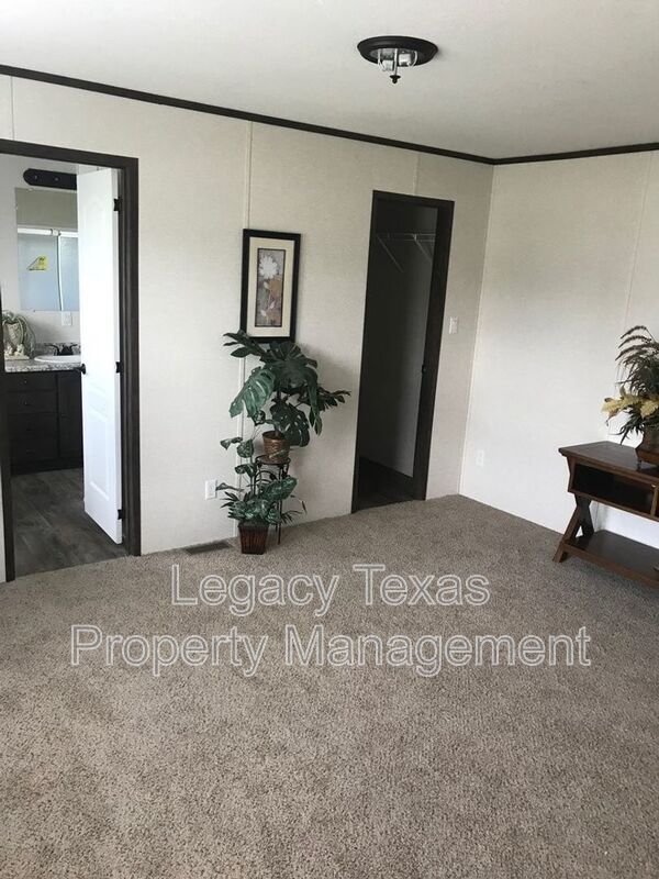 Building Photo - 800 N Old Betsy Rd