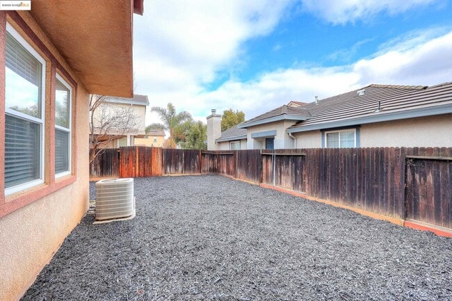 Building Photo - 220 Whispering Oaks Ct