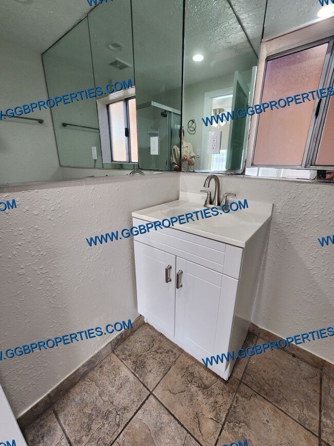 Building Photo - 253/255 E 67th Way