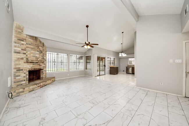 Building Photo - 527 Oakdale Dr