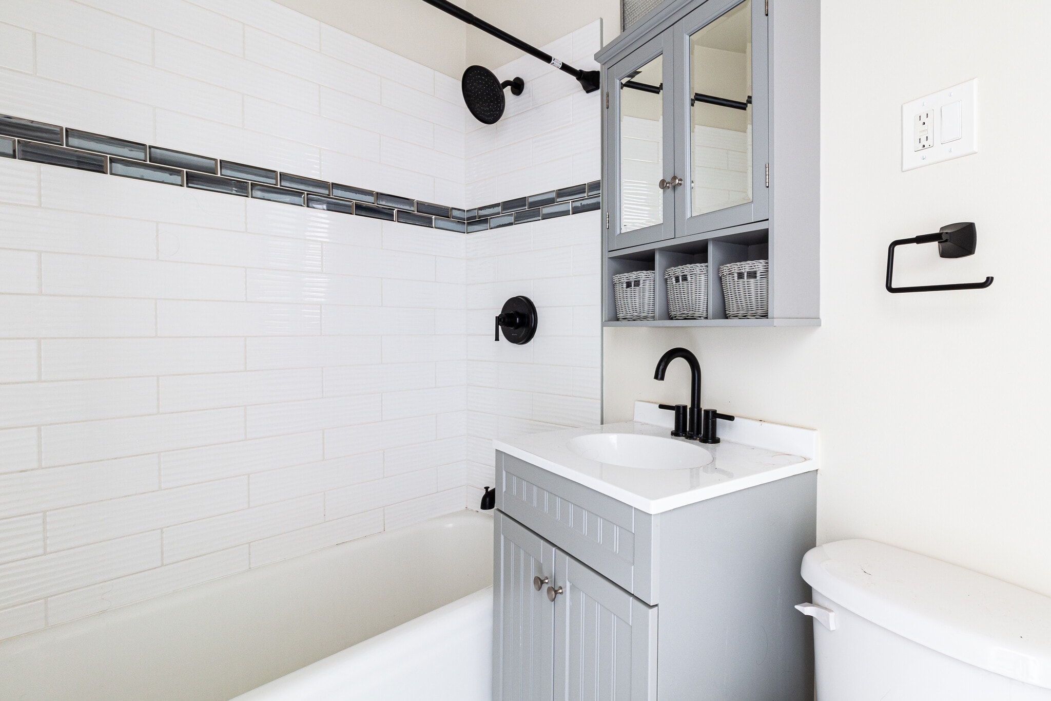 Building Photo - 3838 N Greenview Ave