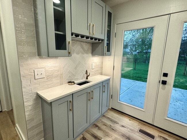 Building Photo - Beautifully Renovated Carmel Home!