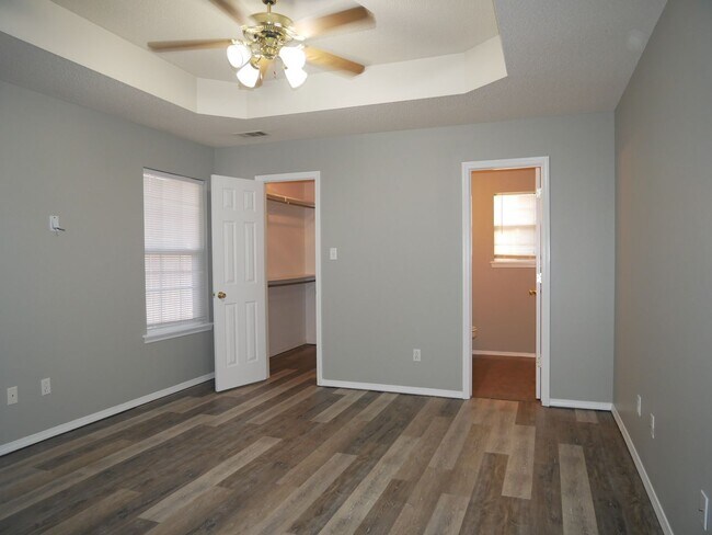 Building Photo - 1401 Osage Dr