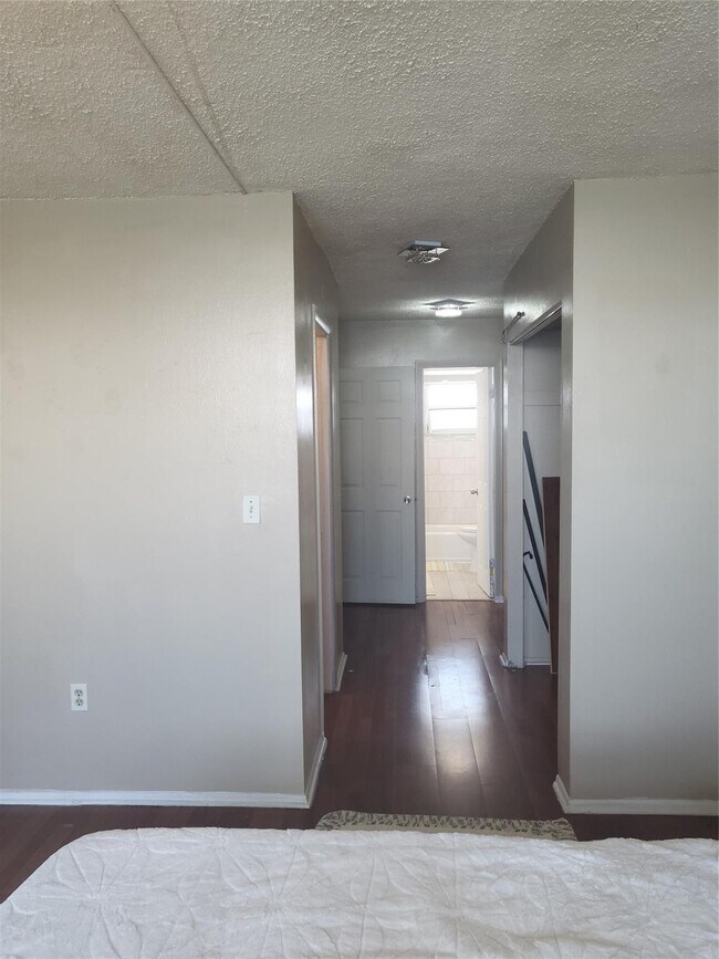 Building Photo - 1075 NE Miami Gardens Dr