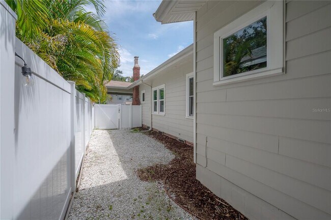 Building Photo - 3620 W San Pedro St