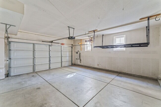 Building Photo - "Charming 3-Bedroom Haven with 2.5 Baths in Santa Clarita – Spacious 1694 Sq Ft Home Awaits!"