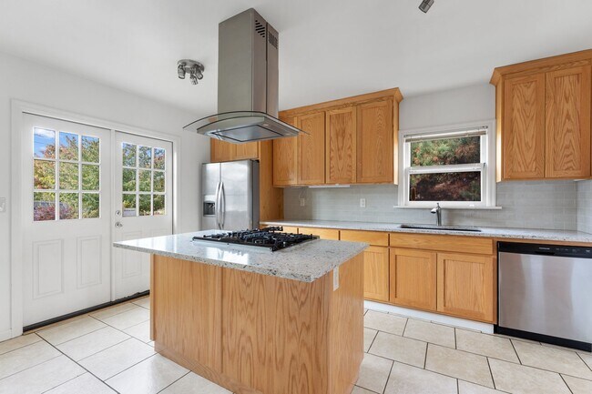 Building Photo - Spacious 6 Bed 2 Bath Home- N Portland Charmer!