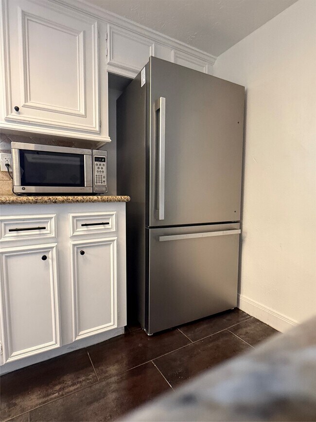 Building Photo - 2075 Little Cedar Dr