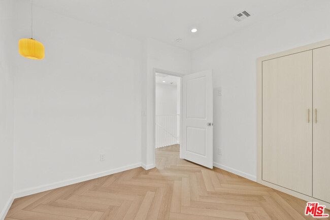 Building Photo - 847 Huntley Dr