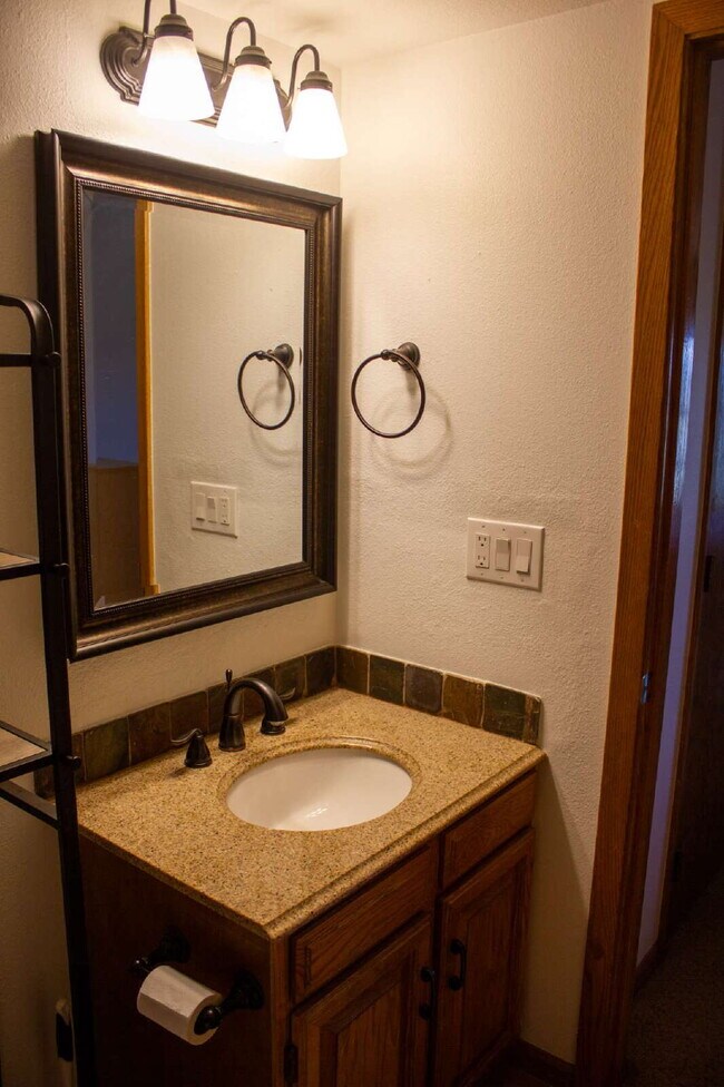 Building Photo - 2 Bedroom, 2 Bathroom Rental in Buffalo Ridge, All Utilities Included!