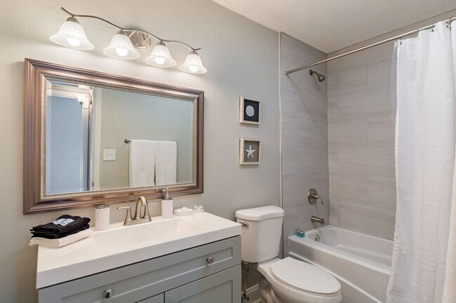 Building Photo - Fully Furnished 3BR/2BA St. Pete Home – Modern Updates & Prime Location