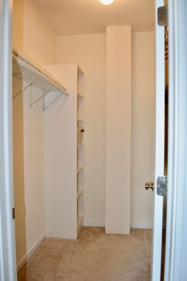 Building Photo - 3-bedroom, 2.5 bathroom partially furnished home in Saint Joseph