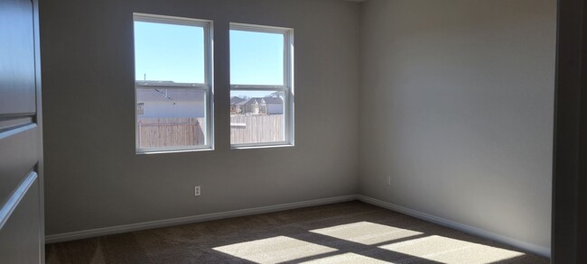 Building Photo - Open Floor Plan, Close to Shopping, Fenced...