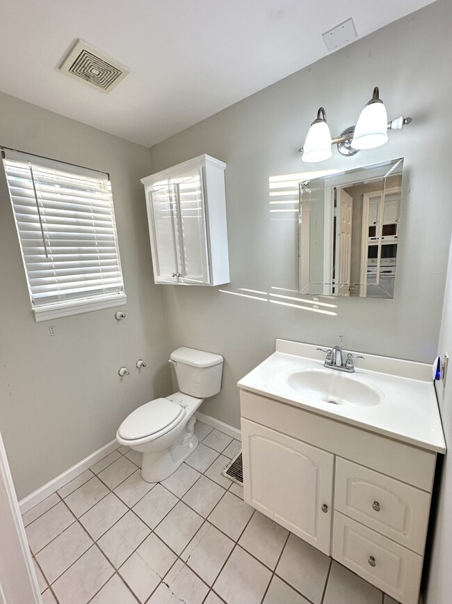 Building Photo - 217 Valley St