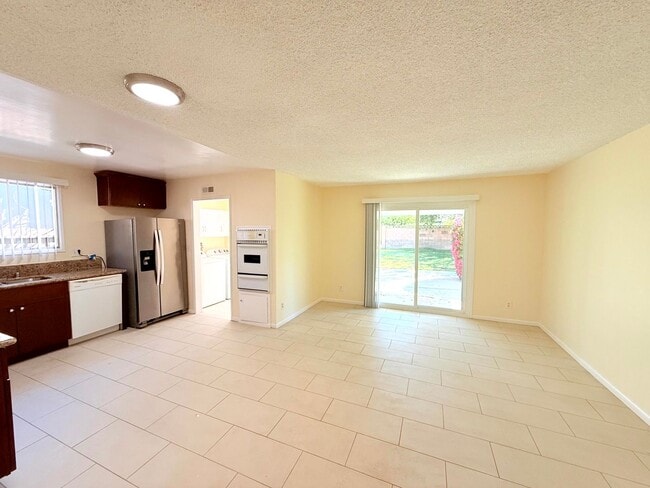 Building Photo - Beautiful Renovated Spacious 4 Bed - 2 Bath Home in West Hills