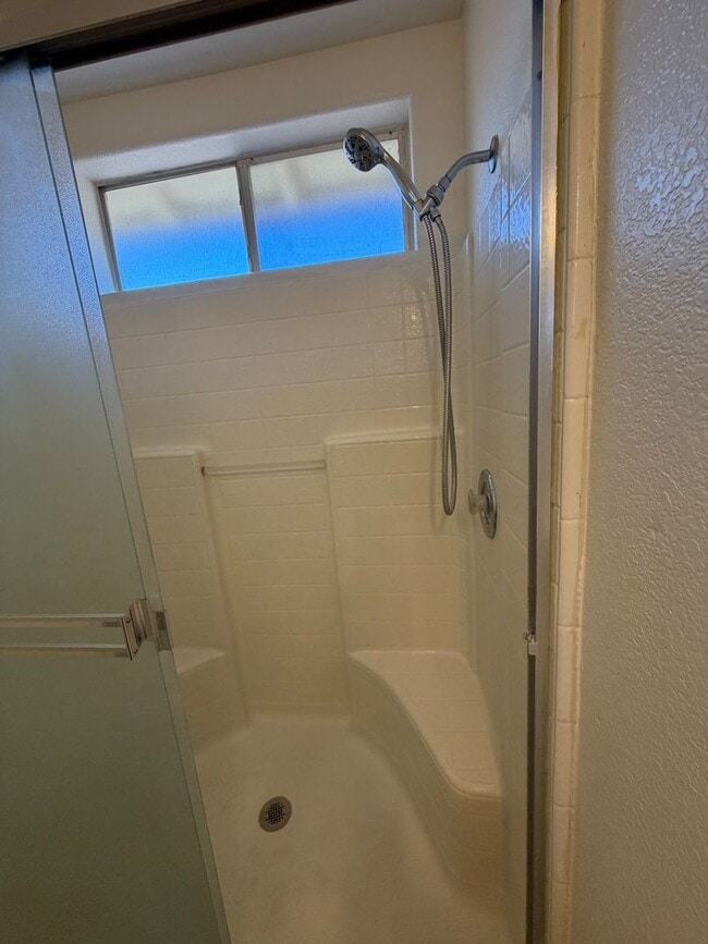 Building Photo - Centrally Located