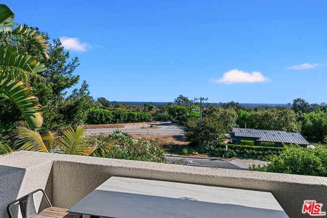 Building Photo - 6435 Zumirez Dr