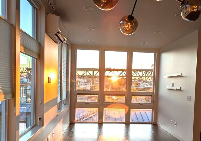 Building Photo - 3bd/2.5ba Seattle Townhome