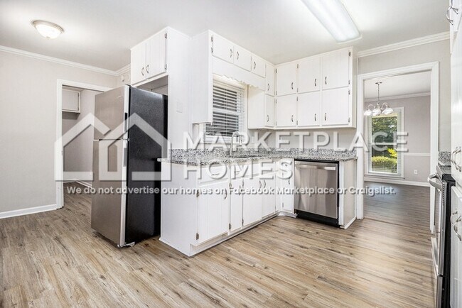 Building Photo - 1732 Fontaine Dr