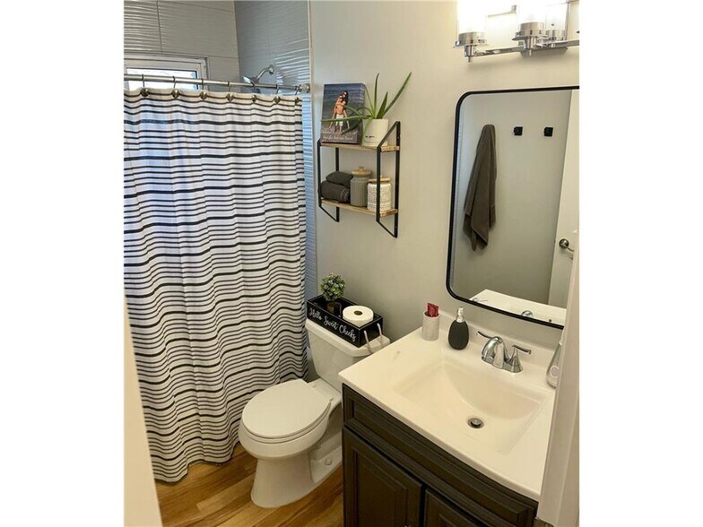 Building Photo - 901 Summer St NE