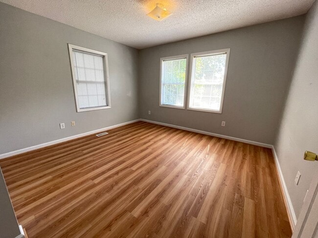 Building Photo - Great location! 4br house w/ parking, larg...