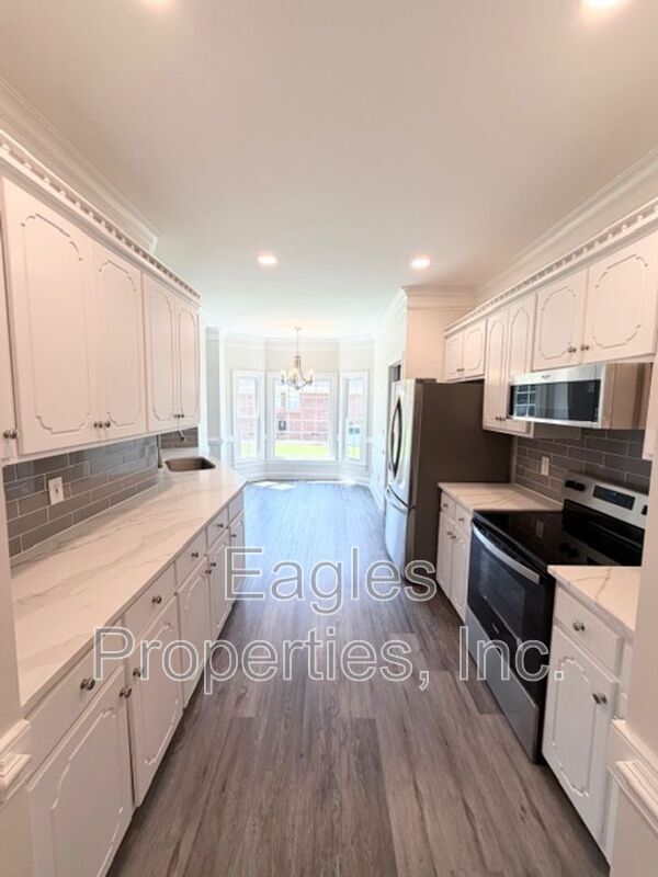Building Photo - 210 Creekside Dr