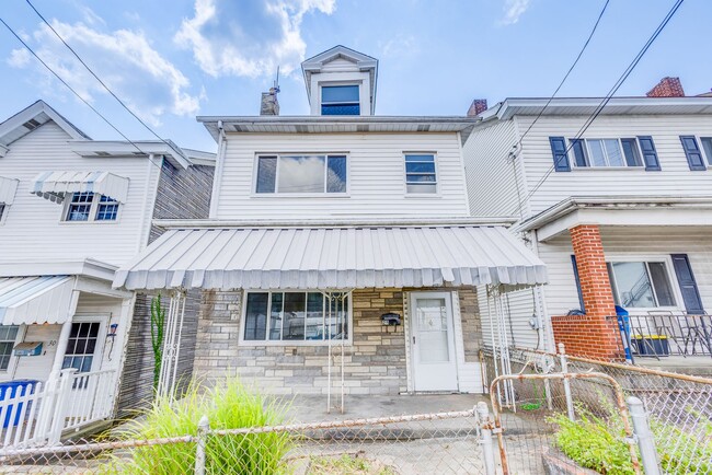 Building Photo - 28 Sharon St