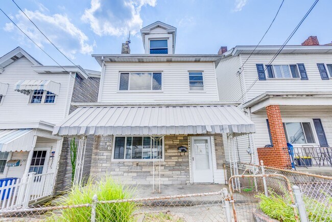 Building Photo - AVAILABLE July 2026 - Huge 5 Bedroom, 2 Bath Home in South Side Slopes w/ Garage Attached!