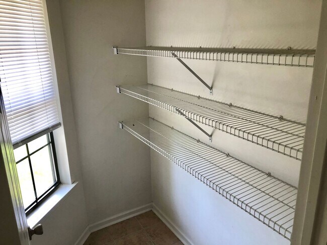 Building Photo - AVAILABLE EARLY APRIL 2026! (No Pets)