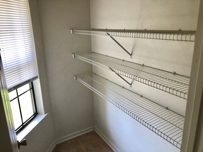 Building Photo - AVAILABLE LATE MARCH 2026! (No Pets)