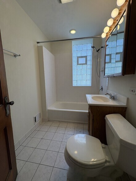 Building Photo - 2170 W Windsor Ave