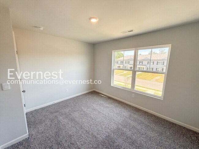 Building Photo - 3 Bed/2.5 Bath Town Home with Garage / Pet-Friendly / Vouchers Accepted / Coming Soon!