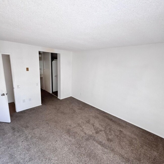 Building Photo - LIGHT & BRIGHT UPGRADED, 2 BEDROOM CONDO, ...