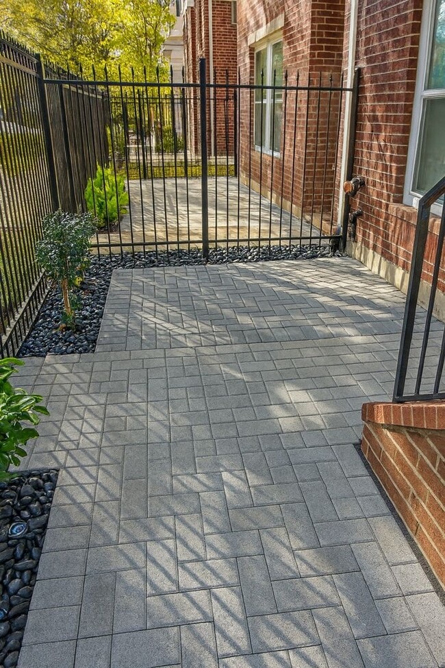 Building Photo - Beautiful Home with a Smart, Functional Floor Plan!