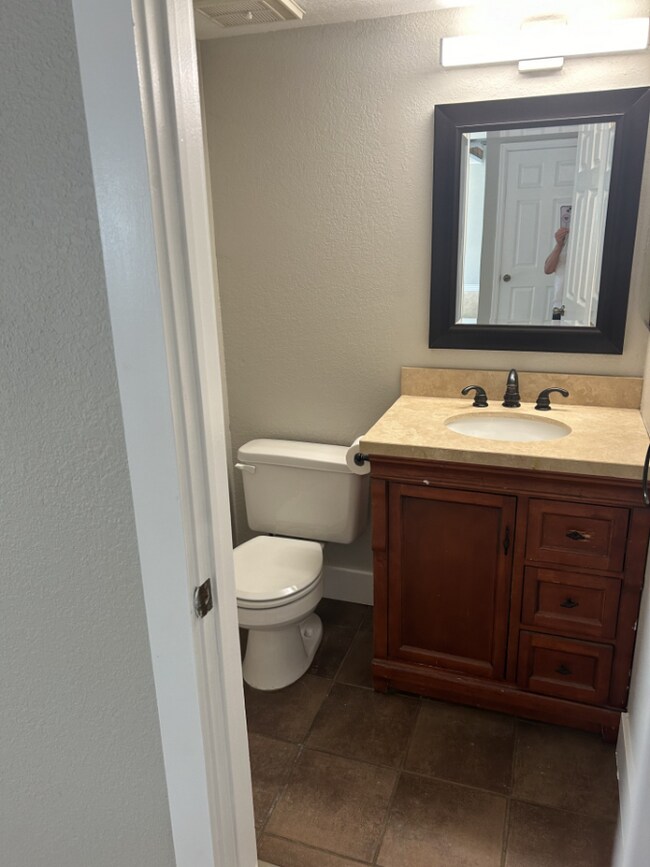 Building Photo - "Charming 3-Bed, 2-Bath Single Family Home in Littleton!"