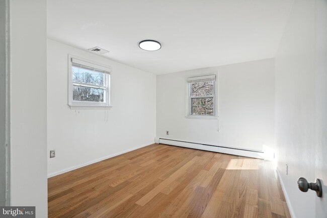 Building Photo - 426 E Hinckley Ave