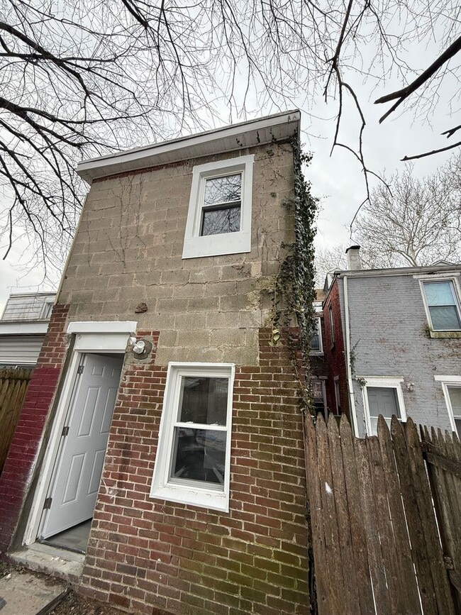 Building Photo - Nice size house for rent freshly done