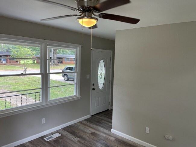 Building Photo - Newly Renovated 3 bed/2 bath - great location! MOVE IN SPECIAL!