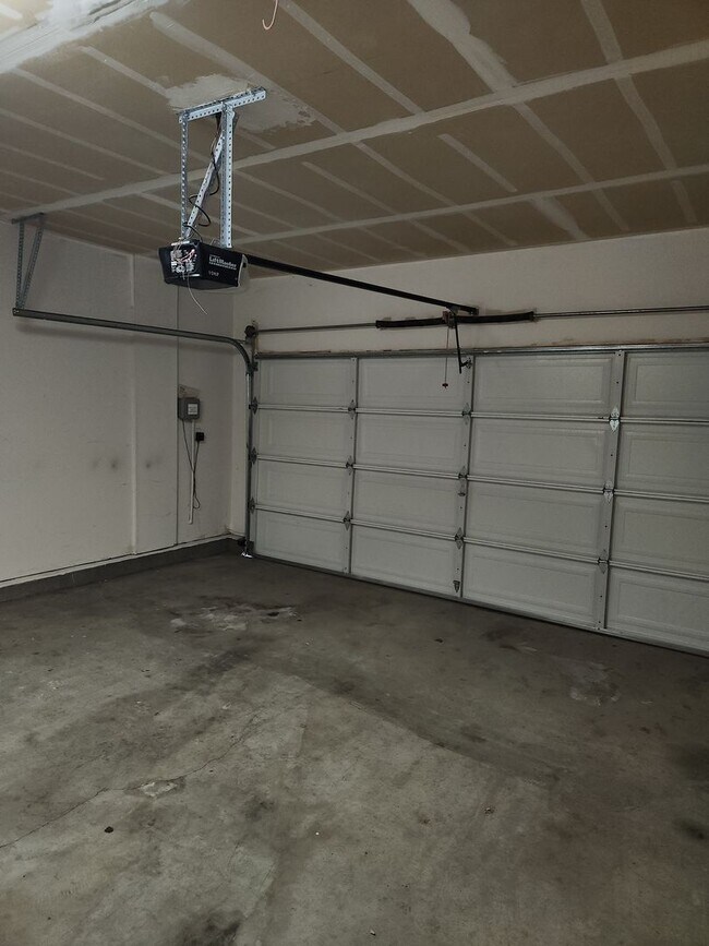 Building Photo - Lovely 3 bedrooms, 2 bathrooms located in ...