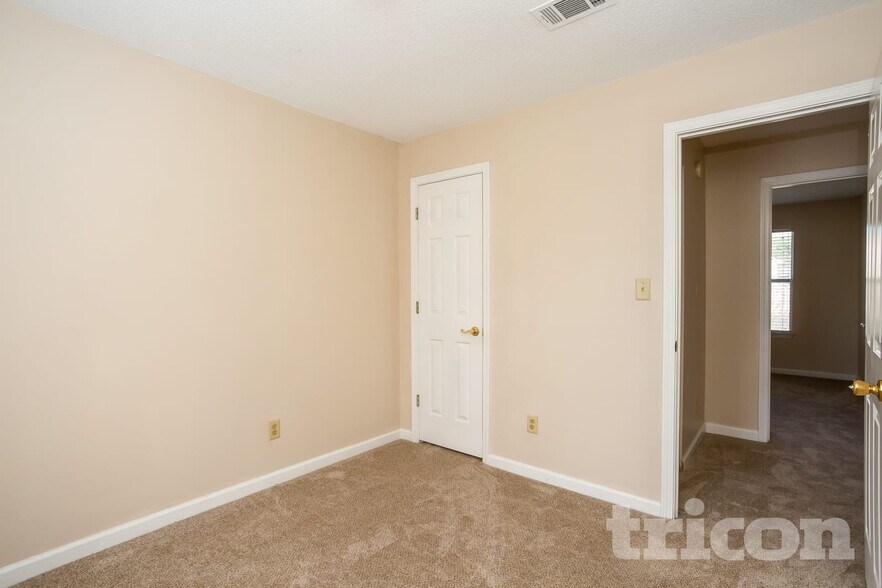 Building Photo - 815 Tramore Dr