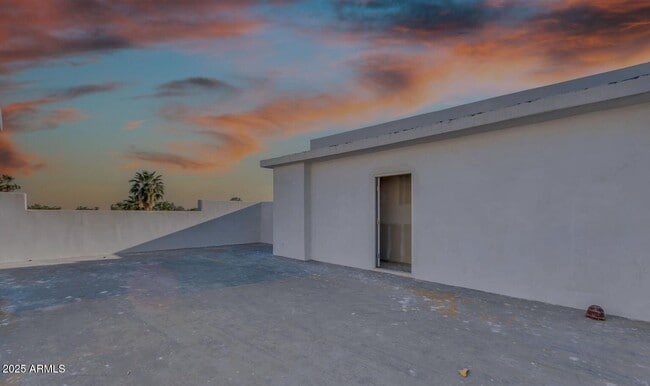 Building Photo - 834 S Farmer Ave