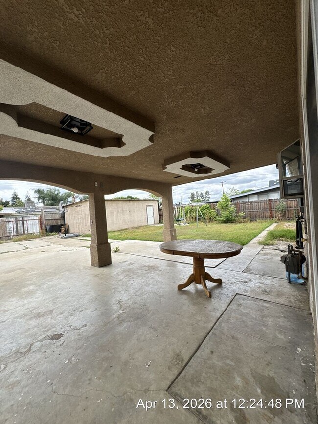 Building Photo - Dinuba Home! Available Now !