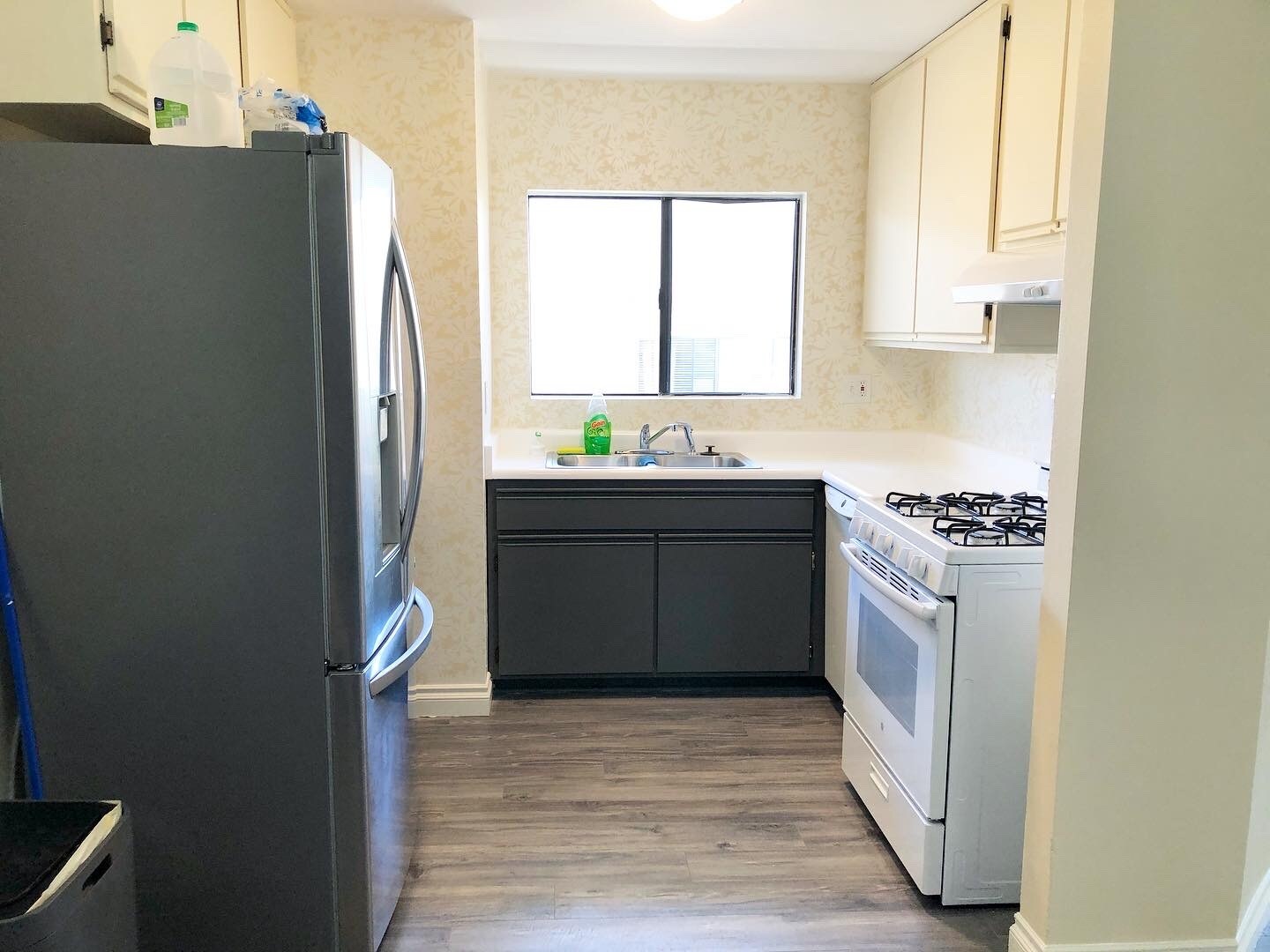 Kitchen with hand-stenciled walls. - 620 E Harvard Rd