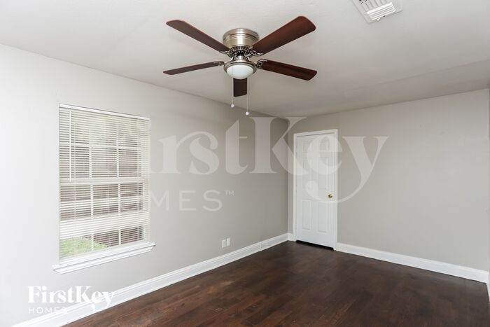 Building Photo - 418 E Ash St
