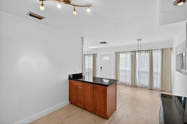 Building Photo - 1606 NE 15th Ave