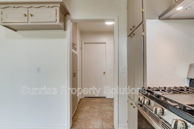 Building Photo - 1313 NE 24th St
