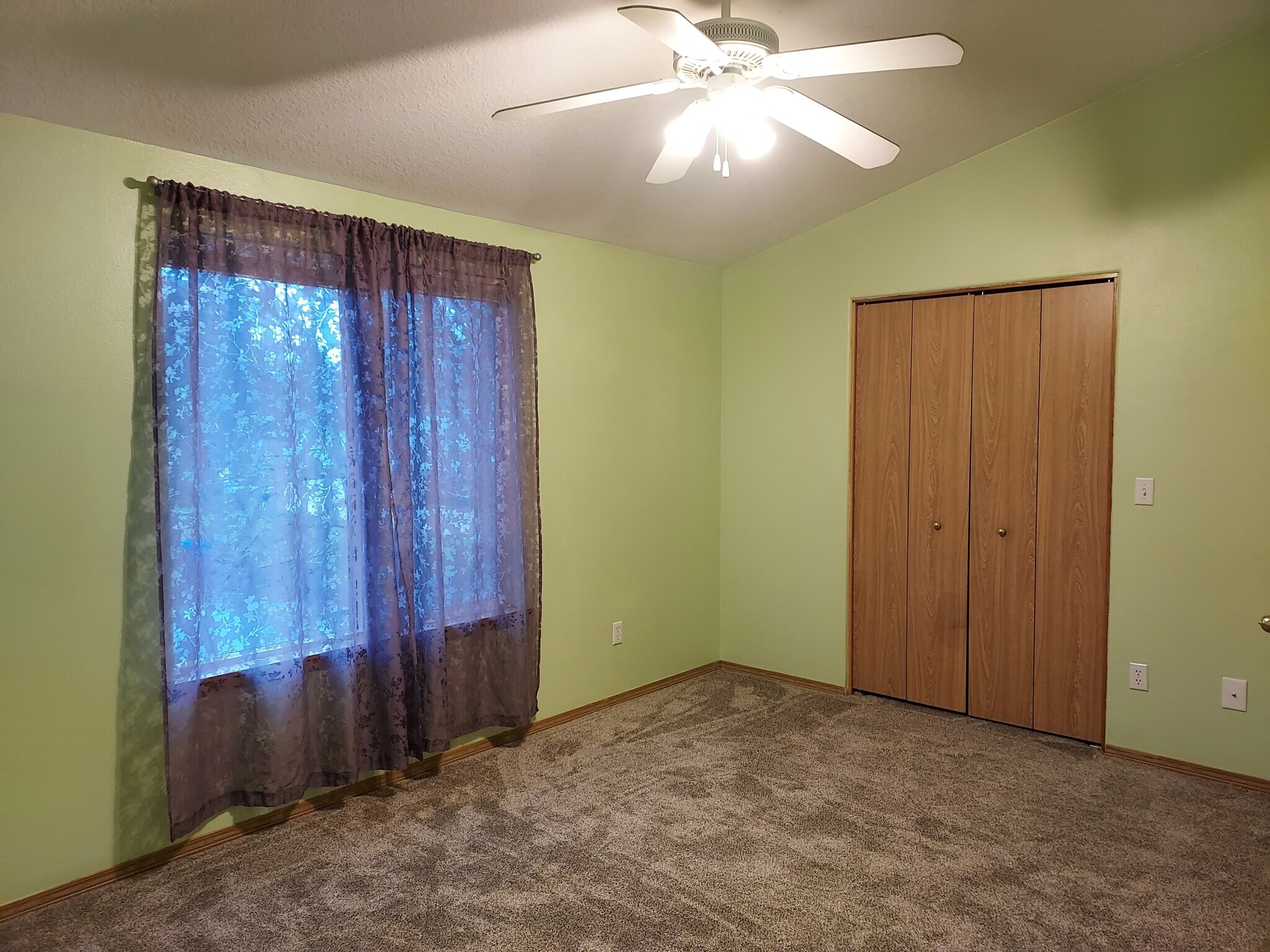 Room 1 - 7910 SE 67th Ave